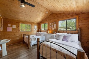 5 bedrooms, iron/ironing board, WiFi, bed sheets