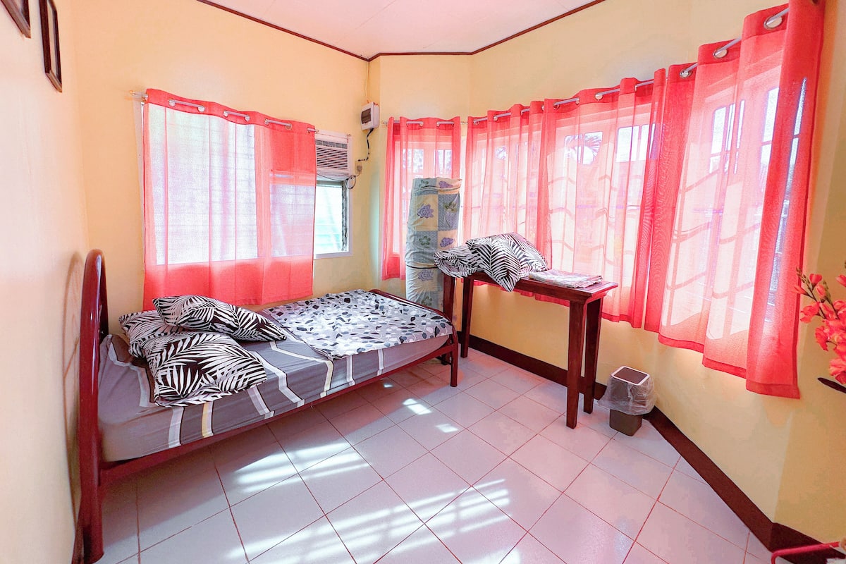 家庭獨棟房屋, 庭園景觀 | 書桌、免費無線上網、床單