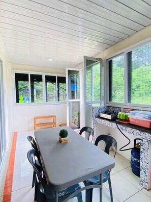 Perhestudio | Yksityinen keittiö | Liesi, keittoastiat/astiat/ruokailuvälineet