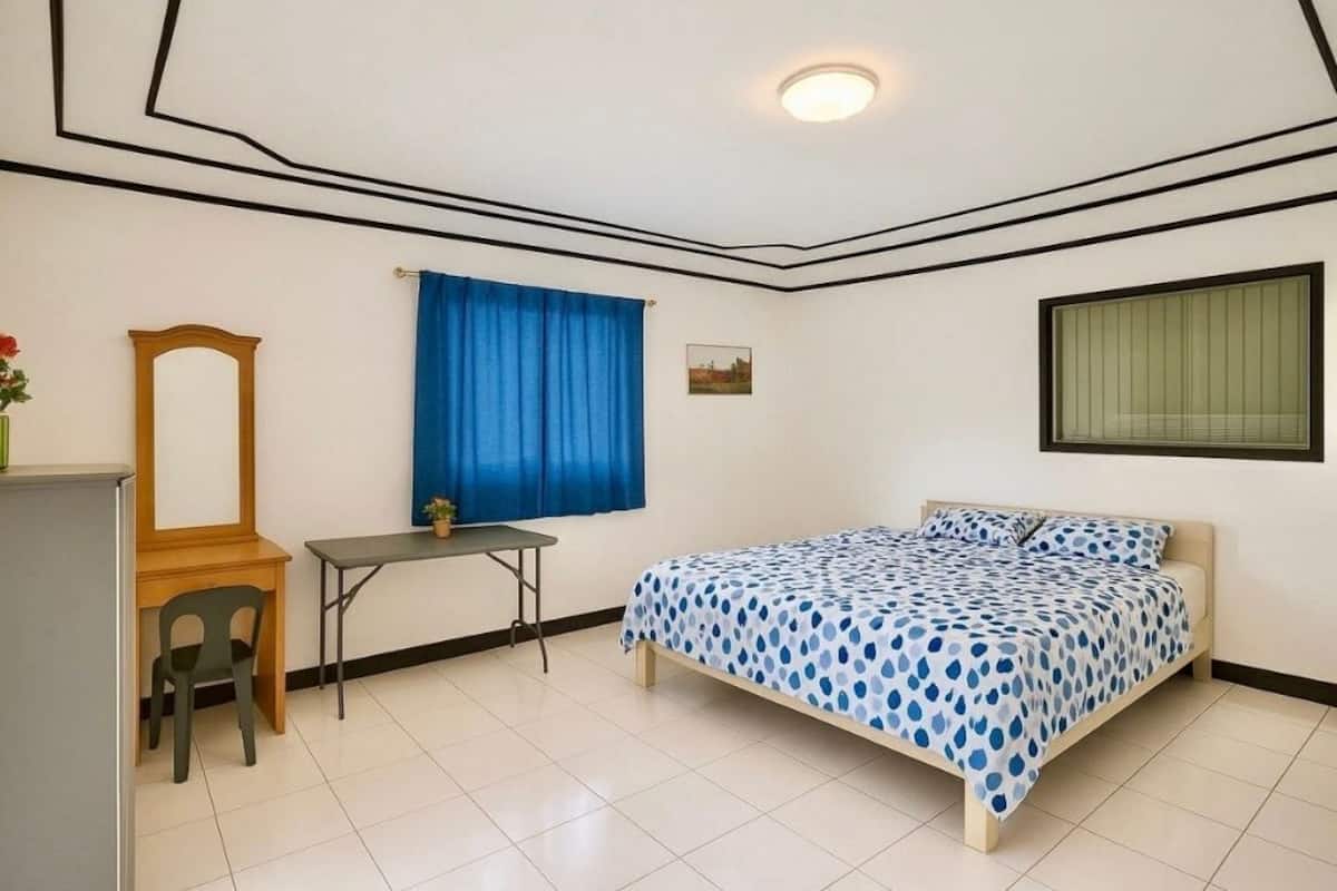 Estudi familiar | Escriptori, wifi gratuïta i roba de llit