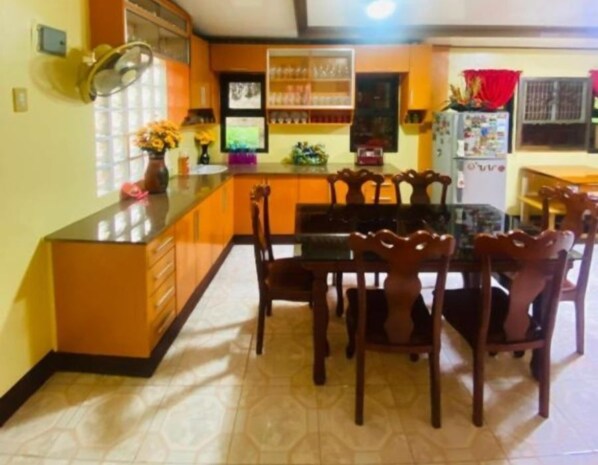 家庭單棟房屋, 庭園景 | 飯廳