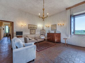 TV, fireplace - Lovely apartment for 6 guests with WIFI, A/C, pool, TV, patio, pets allowed and panoramic view (Castellina In Chianti)