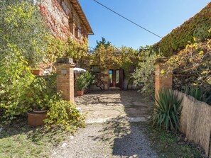 Property grounds - Lovely apartment for 6 guests with WIFI, A/C, pool, TV, patio, pets allowed and panoramic view (Castellina In Chianti)