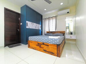 Desk, laptop workspace, free WiFi - Crescent Stays Financial District (Hyderabad)