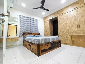 Desk, laptop workspace, free WiFi - Crescent Stays Financial District (Hyderabad)