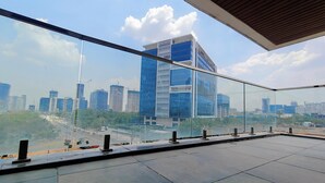 Un edificio moderno con fachada de vidrio y vistas a la ciudad.
