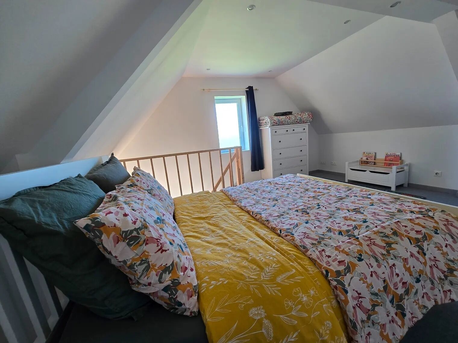 Un dormitorio con cama, cómoda y mesita de noche.