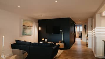 Smart TV, libros, videoteca y estéreo