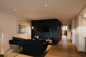 Smart TV, libros, videoteca y estéreo 