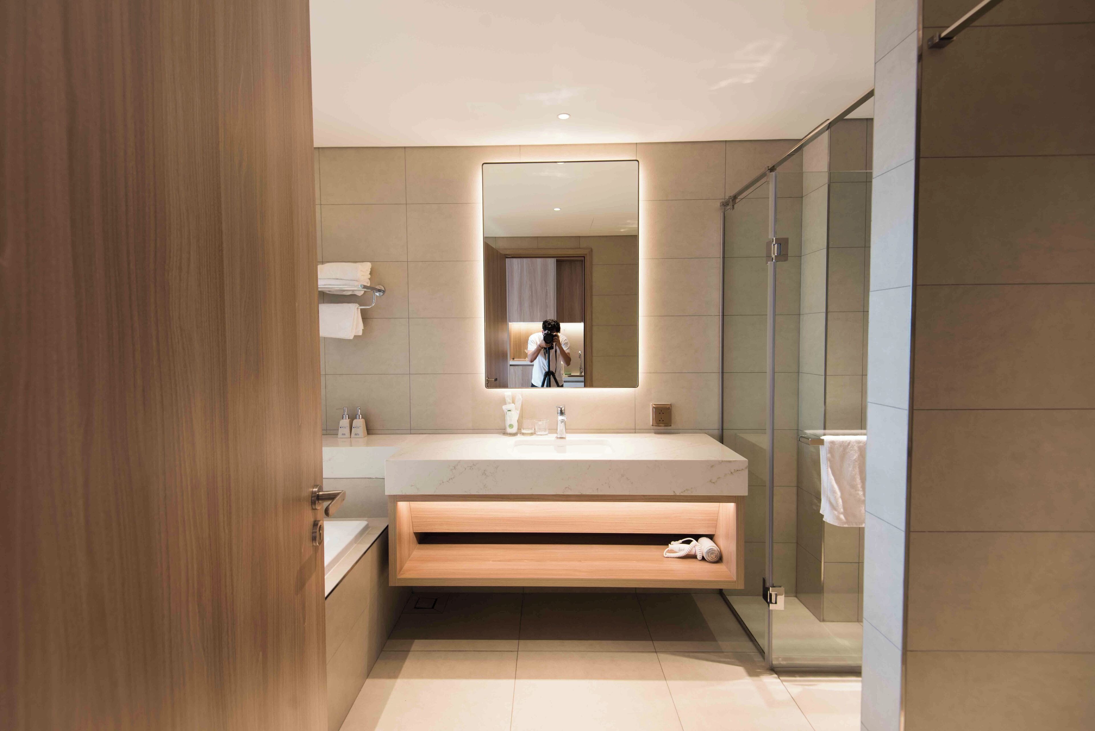 Douche, baignoire à jets, sèche-cheveux, bidet