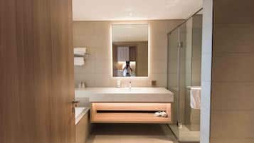 Een douche, een bubbelbad, een haardroger, een bidet