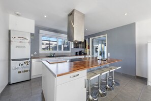 Fridge, microwave, oven, stovetop - Elise’s House with Pool (Kerlouan)