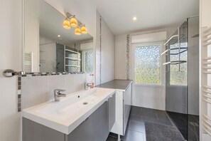 Bruser, hårtørrer, håndklæder