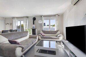 TV, fireplace - Elise’s House with Pool (Kerlouan)