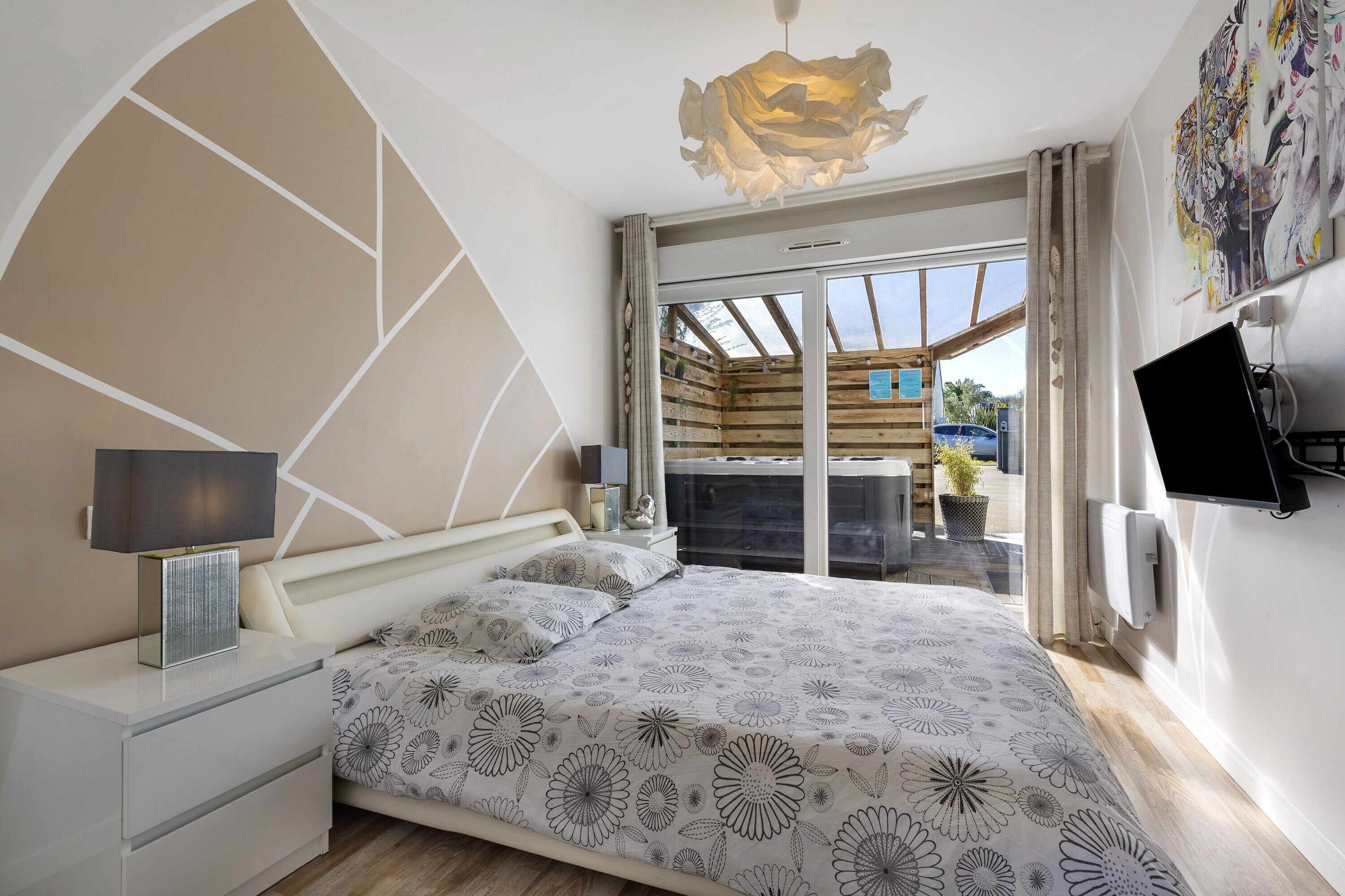 5 bedrooms, iron/ironing board, WiFi, bed sheets