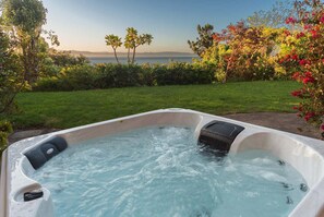 Outdoor spa tub - Tranquil Tides - Spa Pool & Scenic Views (Nelson)