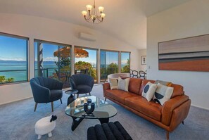 Living area - Tranquil Tides - Spa Pool & Scenic Views (Nelson)