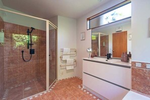 Bathroom - Tranquil Tides - Spa Pool & Scenic Views (Nelson)