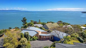 Un quartier résidentiel avec des maisons et, au loin, une étendue d’eau importante.