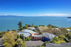 Exterior - Tranquil Tides - Spa Pool & Scenic Views (Nelson)