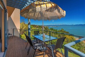 Outdoor dining - Tranquil Tides - Spa Pool & Scenic Views (Nelson)