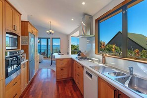 Private kitchen - Tranquil Tides - Spa Pool & Scenic Views (Nelson)