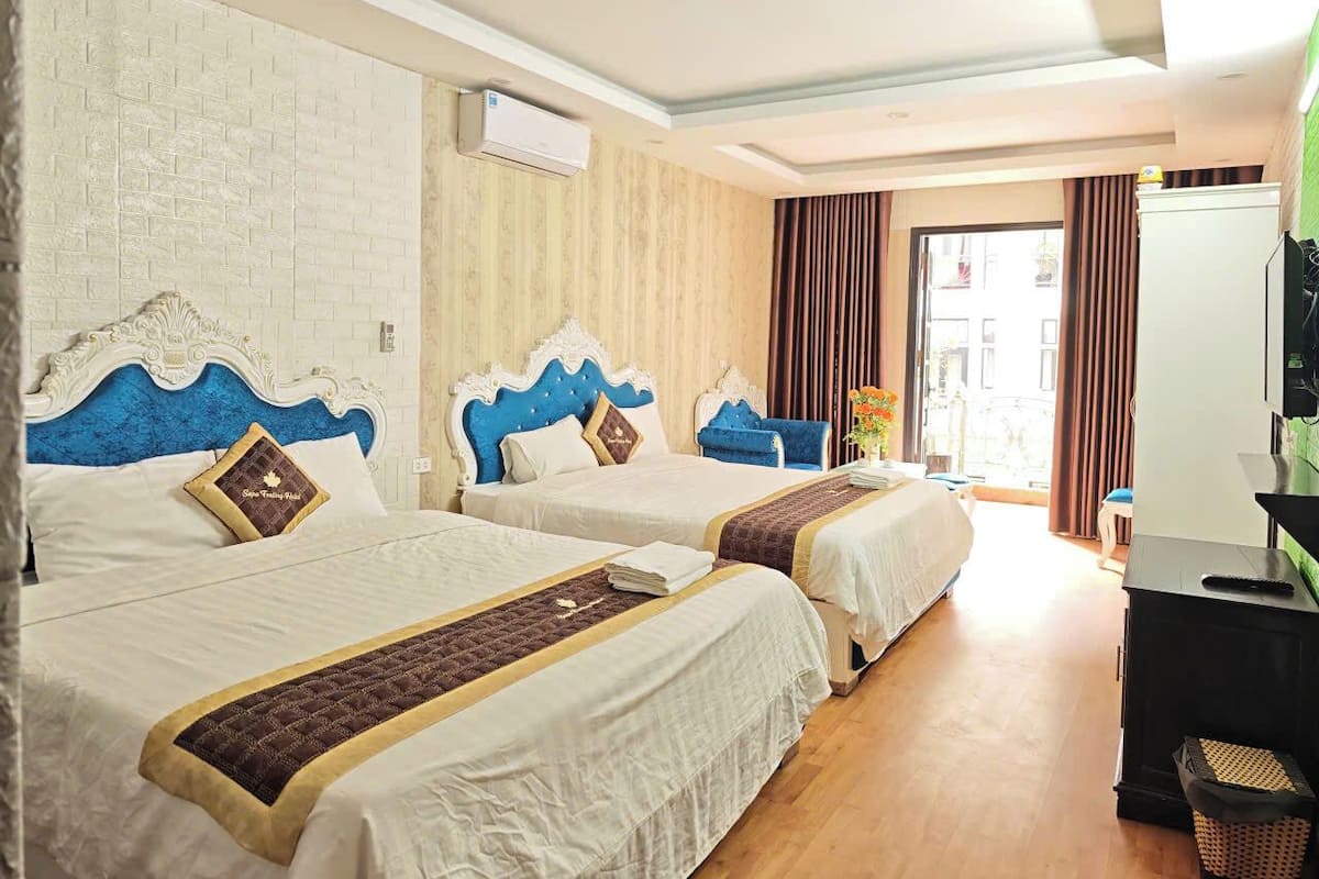 Deluxe vierpersoonskamer, balkon, uitzicht op de stad | Geluiddichte muren, gratis wifi