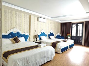 Deluxe vierpersoonskamer, balkon, uitzicht op de stad | Geluiddichte muren, gratis wifi