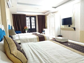 Habitación cuádruple Deluxe, balcón, vistas a la ciudad | Sistema de insonorización y wifi gratis