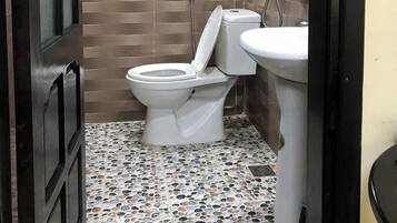 Douche, articles de toilette gratuits, sèche-cheveux, chaussons