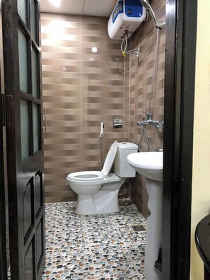 Een douche, gratis toiletartikelen, een haardroger, pantoffels