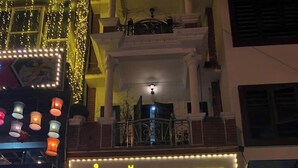 La façade de l’hôtel Hai Dang, avec une enseigne indiquant la présence d’un service de massage.