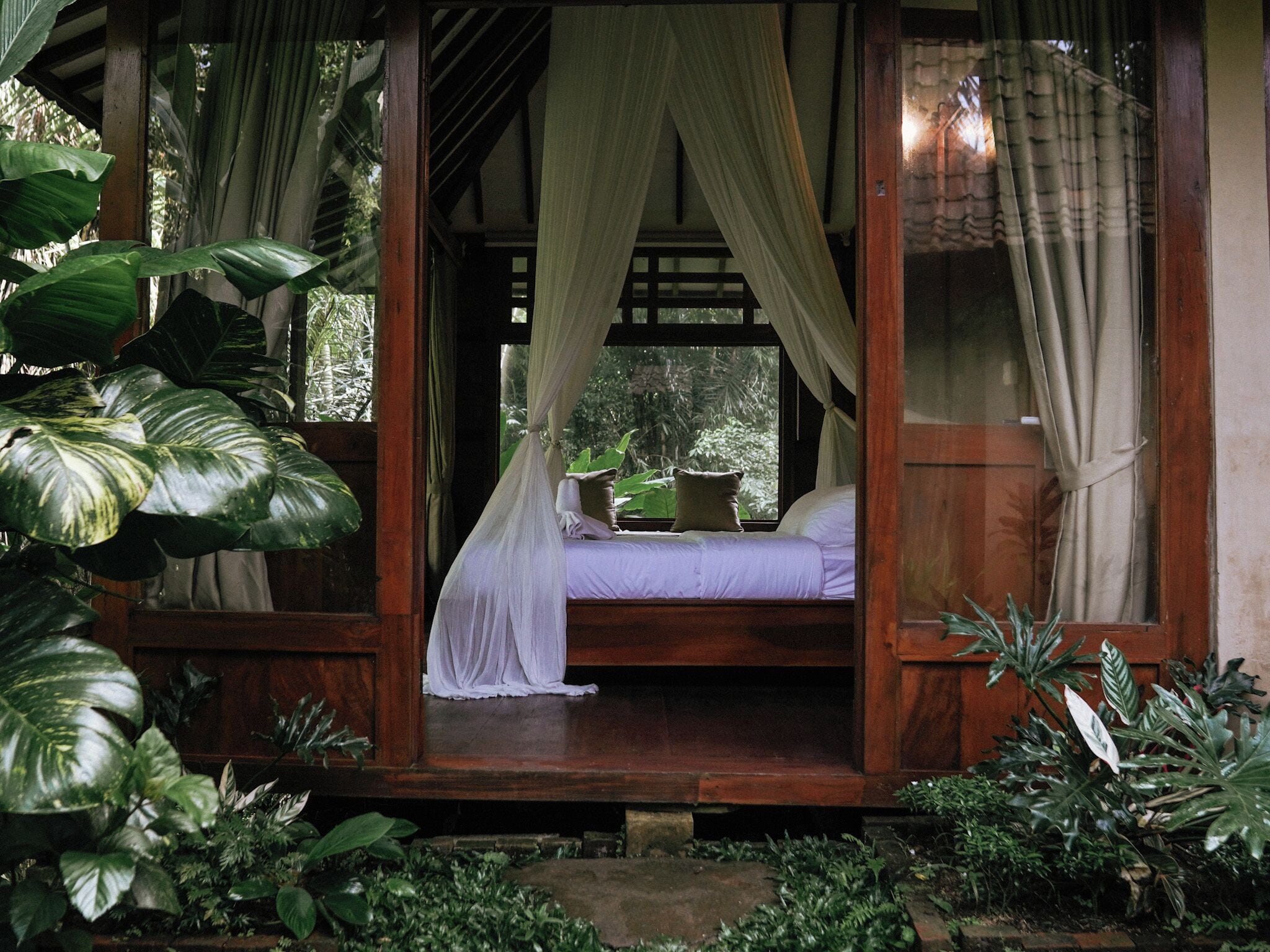 Cabin with Forest & River View | Blackout curtains, free WiFi, bed sheets