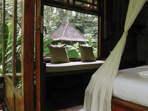 Cabin with Forest & River View | Balkon