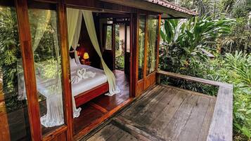 Cabin with Forest & River View | Balkon