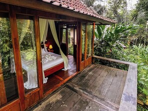 Cabin with Forest & River View | Balcón