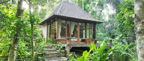 Cabin with Forest & River View | Tende oscuranti, Wi-Fi gratuito, lenzuola