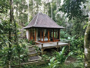 Cabin with Forest & River View | ستائر تعتيم وواي فاي مجانًا وملاءات أسرّة