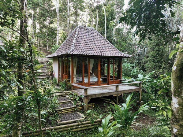 Cabin with Forest & River View | Blendingsgardiner, wi-fi (inkludert) og sengetøy