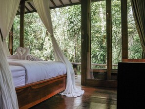 Cabin with Forest & River View | إطلالة الغرفة