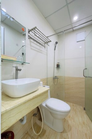 Habitación doble estándar | Baño | Regadera, regadera con hidromasaje, amenidades de baño de diseñador 