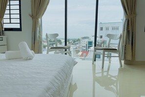 Habitación doble panorámica, vista a la ciudad | Cocina privada | Refrigerador, microondas, horno y parrilla de estufa 