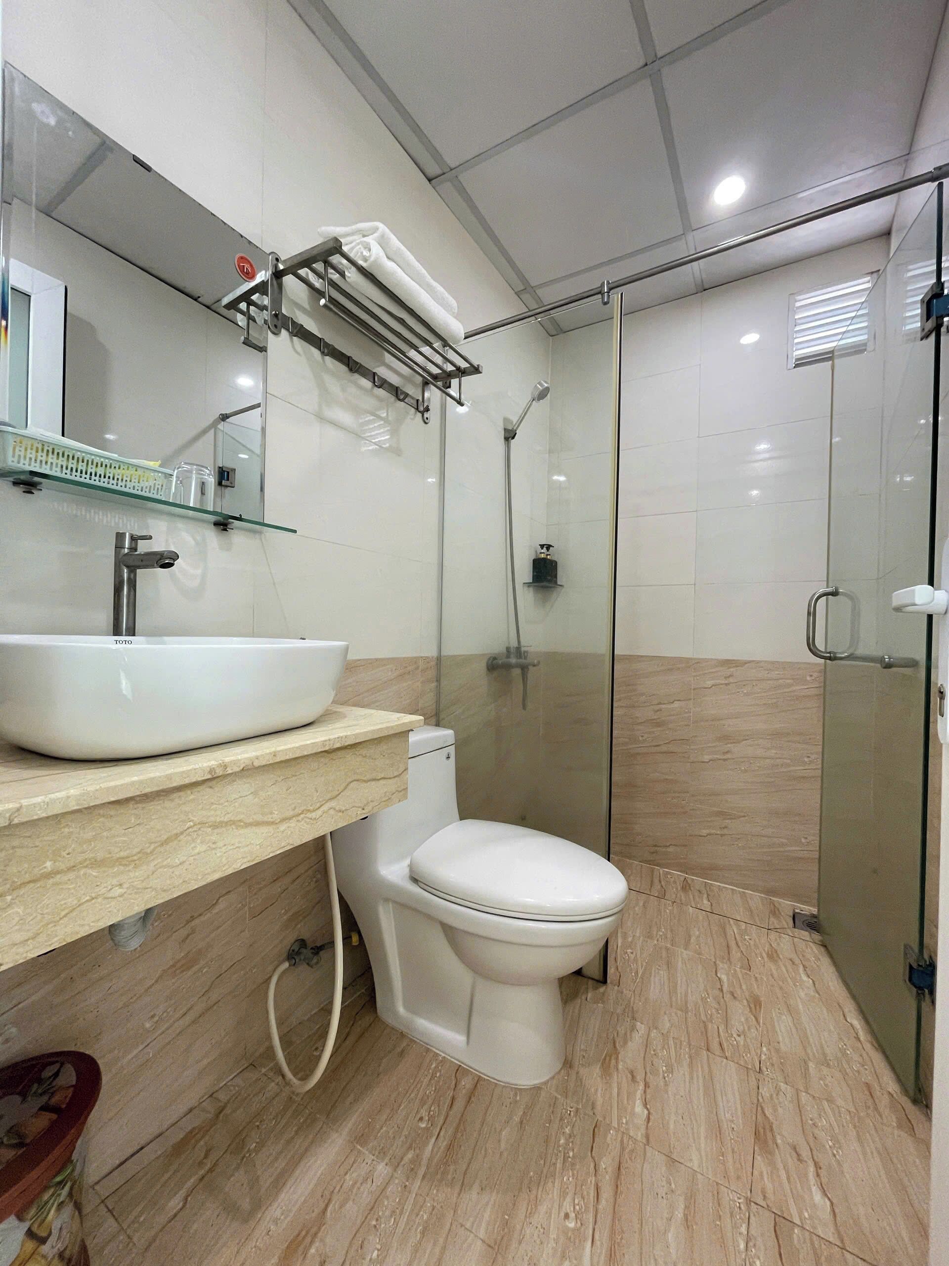 Standard Quadruple Room | Bathroom | Shower, hydromassage showerhead, designer toiletries, hair dryer