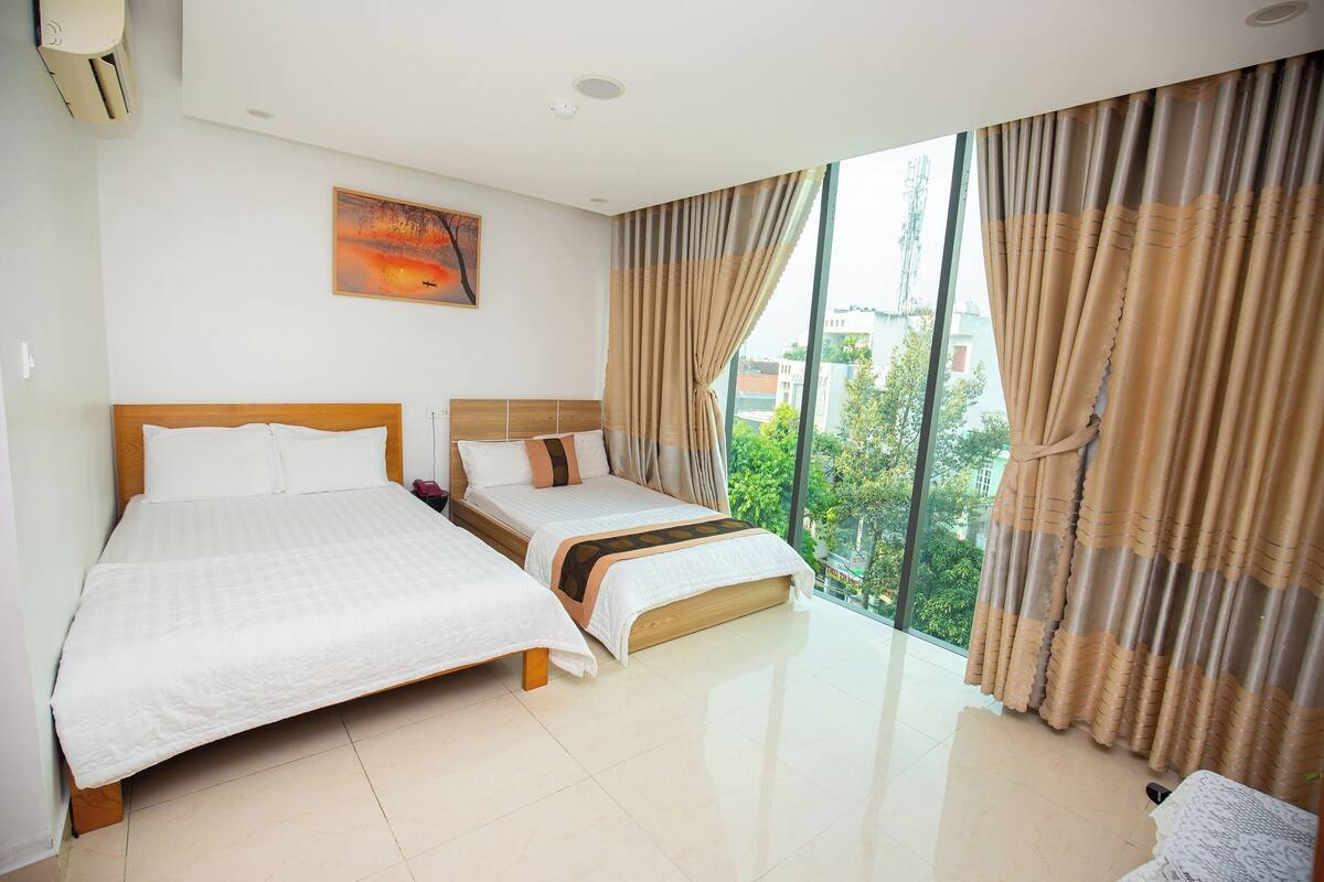 Habitación cuádruple panorámica, vistas a la ciudad | Sábanas de algodón egipcio y ropa de cama de alta calidad