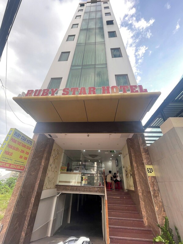 Vista frontal de la propiedad