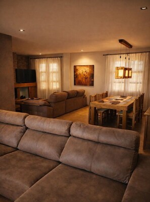 Smart TV y chimenea 