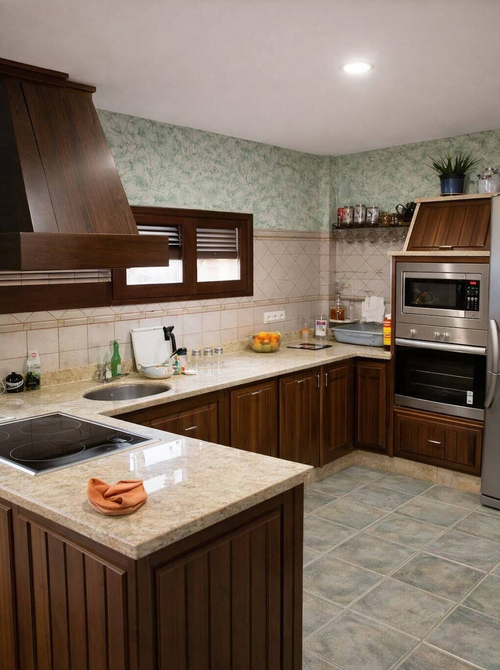 Réfrigérateur, micro-ondes, plaque de cuisson, lave-vaisselle