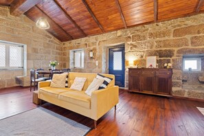 Smart TV, fireplace - Mansion in Vale Abrigoso - Mezio with Patio (Vale Abrigoso - Mezio)