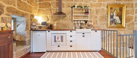 Fridge, oven, stovetop, coffee/tea maker