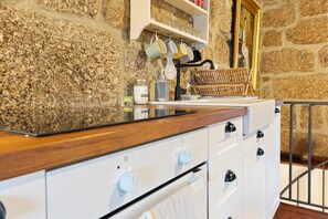 Fridge, oven, stovetop, coffee/tea maker